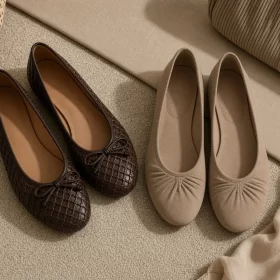 Krem zemin üzerinde kahverengi örgü deri ve bej süet büzgülü ballet flats babet modelleri